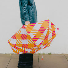Lade das Bild in den Galerie-Viewer, ANATOLE folding umbrella - Sloane - orange and pink oversize gingham
