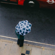 Lade das Bild in den Galerie-Viewer, ANATOLE folding umbrella - Camden - black and white tweed
