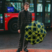 Lade das Bild in den Galerie-Viewer, ANATOLE folding umbrella - Alwyne - black and chartreuse tweed
