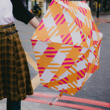 Lade das Bild in den Galerie-Viewer, ANATOLE folding umbrella - Sloane - orange and pink oversize gingham
